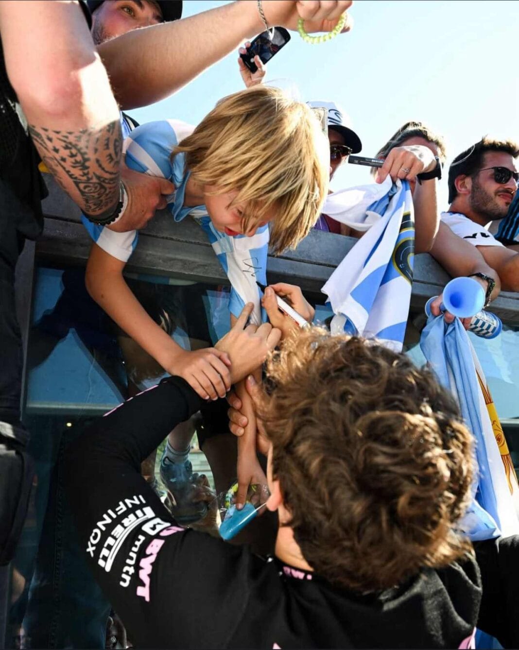 “Del aliento al odio: el cruce entre Colapinto y Tsunoda desató una ola de violencia digital que obligó a intervenir a la FIA” cola