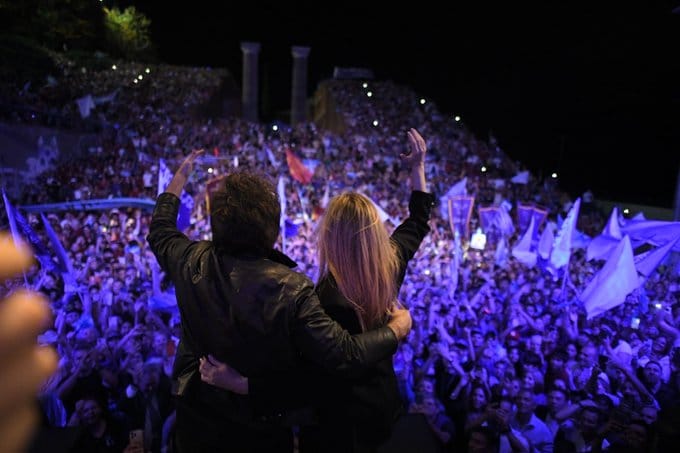 Javier Milei cerró la campaña en Rosario: prometió un cambio “en serio” y acusó al Congreso de ser “destituyente”