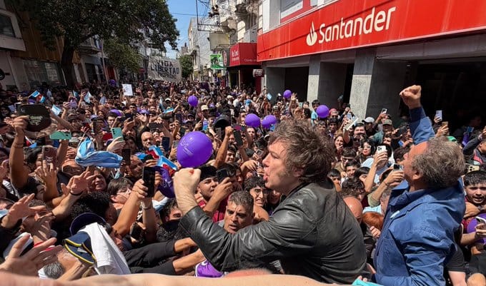 Milei: “Mientras que la líder de ellos anda en tobillera y no puede pisar la calle, a nosotros nos respetan en el mundo” mil sgo