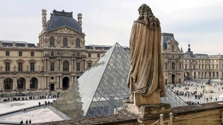 Detienen en Francia al presunto cuarto miembro de la banda que robó el Museo del Louvre Louvre