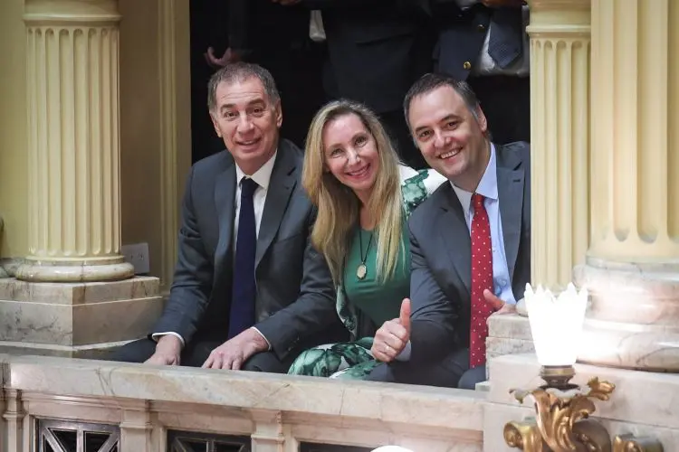 Santilli-Karina-Milei-Adorni-palco_20251128_02_JURA_SENADO