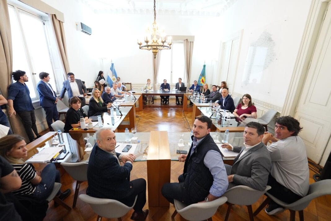Kicillof consigue apoyo para su pedido de endeudamiento en la Legislatura bonaerense comisión de presupuesto pba