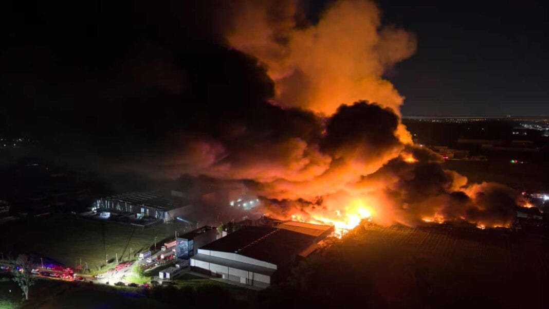 Explosiones en cadena y pavoroso incendio en el polo industrial de Ezeiza: más de 20 heridos y fuerte operativo de emergencia