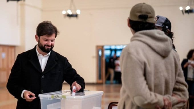 Boric votó en Punta Arenas y llamó a participar: “No creo que esto se trate de un plebiscito al Gobierno” Boric vota
