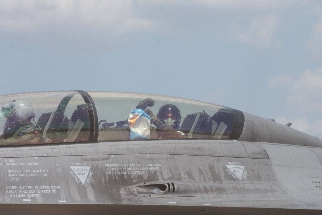 Adorni y Petri celebraron la llegada de los primeros aviones F-16: ¿qué mencionaron? F-16