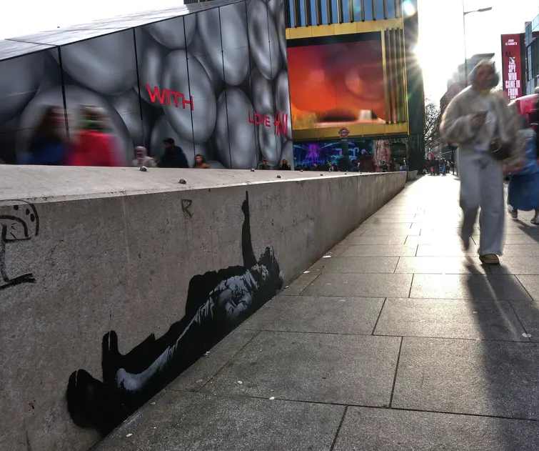 Aparecieron dos nuevos murales de Banksy en Londres y el artista los confirmó. ¿Qué nos quiere decir? bansky