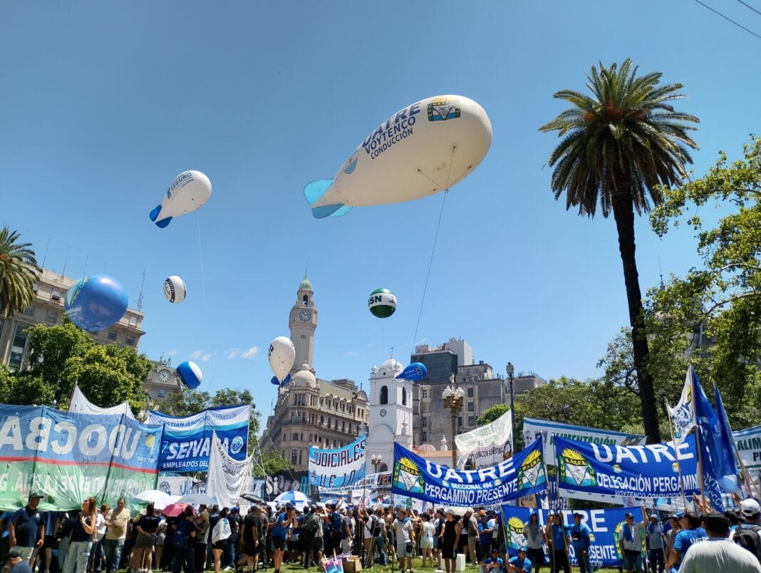 La CGT marchó a Plaza de Mayo contra la reforma laboral y avisó que prepara un paro nacional cgt marcha