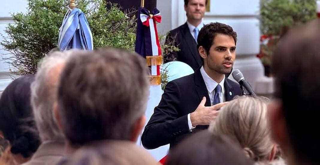 Embajador argentino frenó su discurso por un mapa de Malvinas Embajador argentino frenó su discurso por un mapa de Malvinas