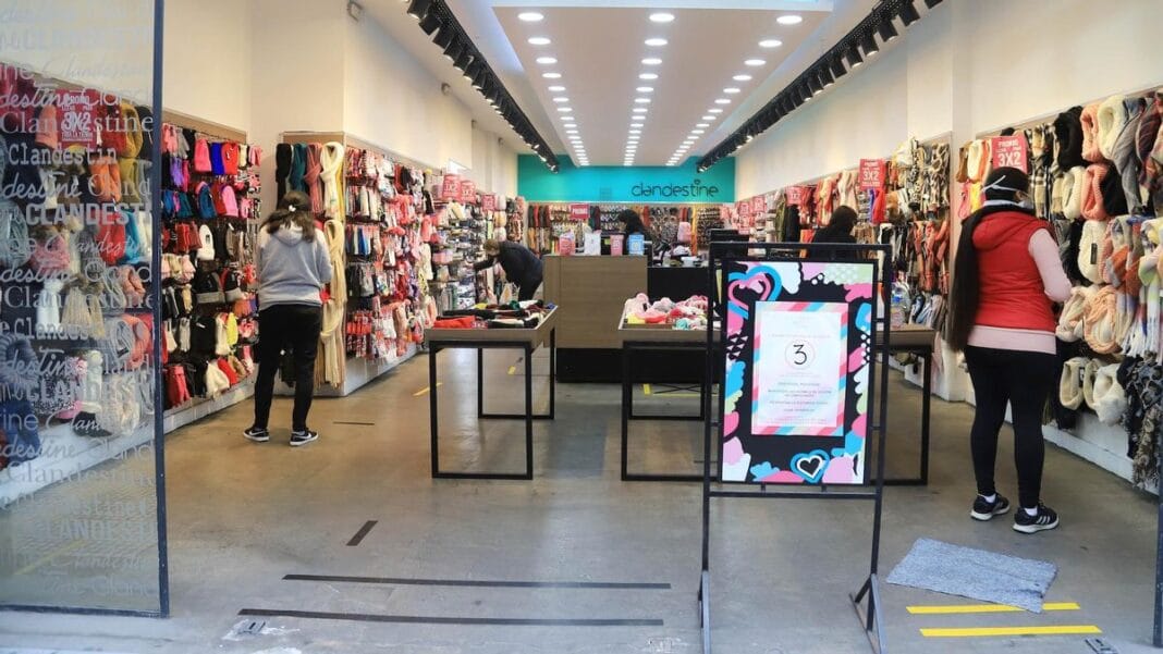 Las ventas minoristas pyme cerraron diciembre con una caída interanual del 5,2% Locales de ropa