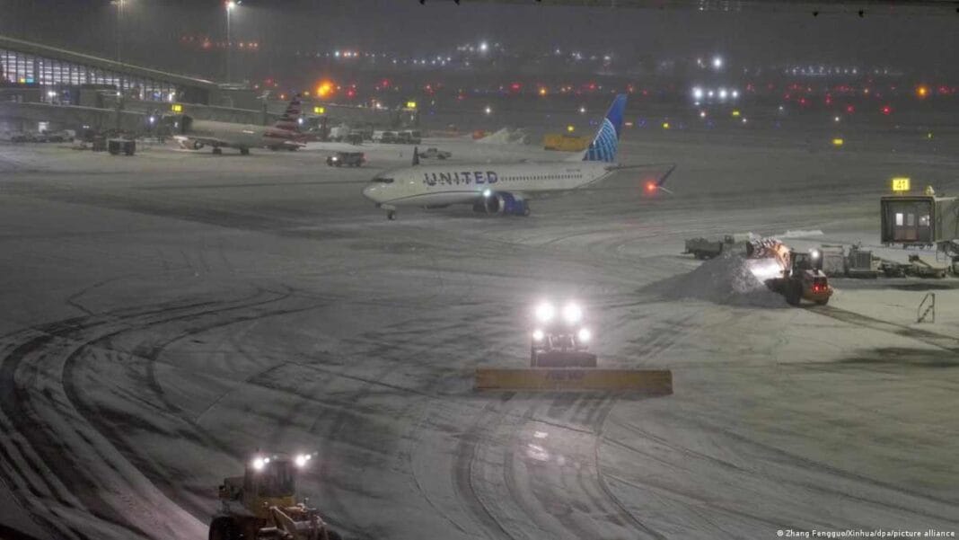 Tormenta invernal histórica paraliza Estados Unidos: más de 8.000 vuelos cancelados aeropurto nieve
