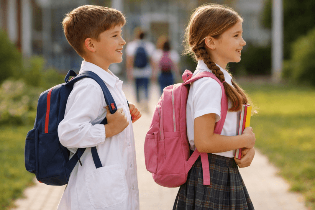 chicos con mochila