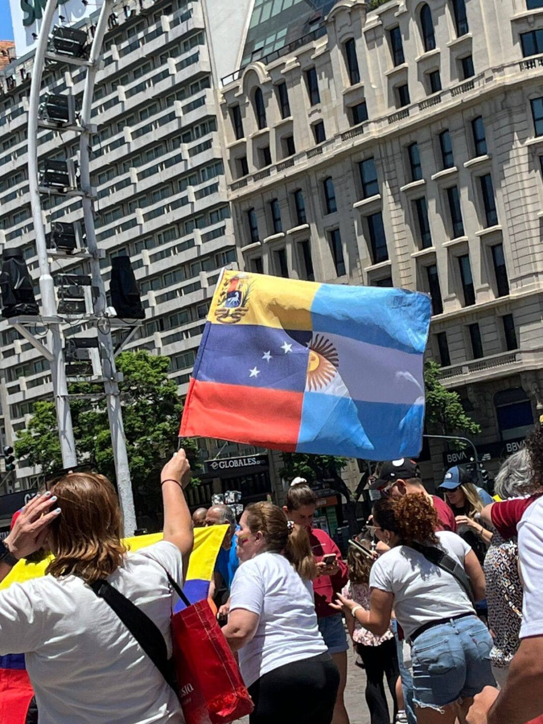 Venezuela: Milei se reúne con Elisa Trotta venezolanos-obelisco