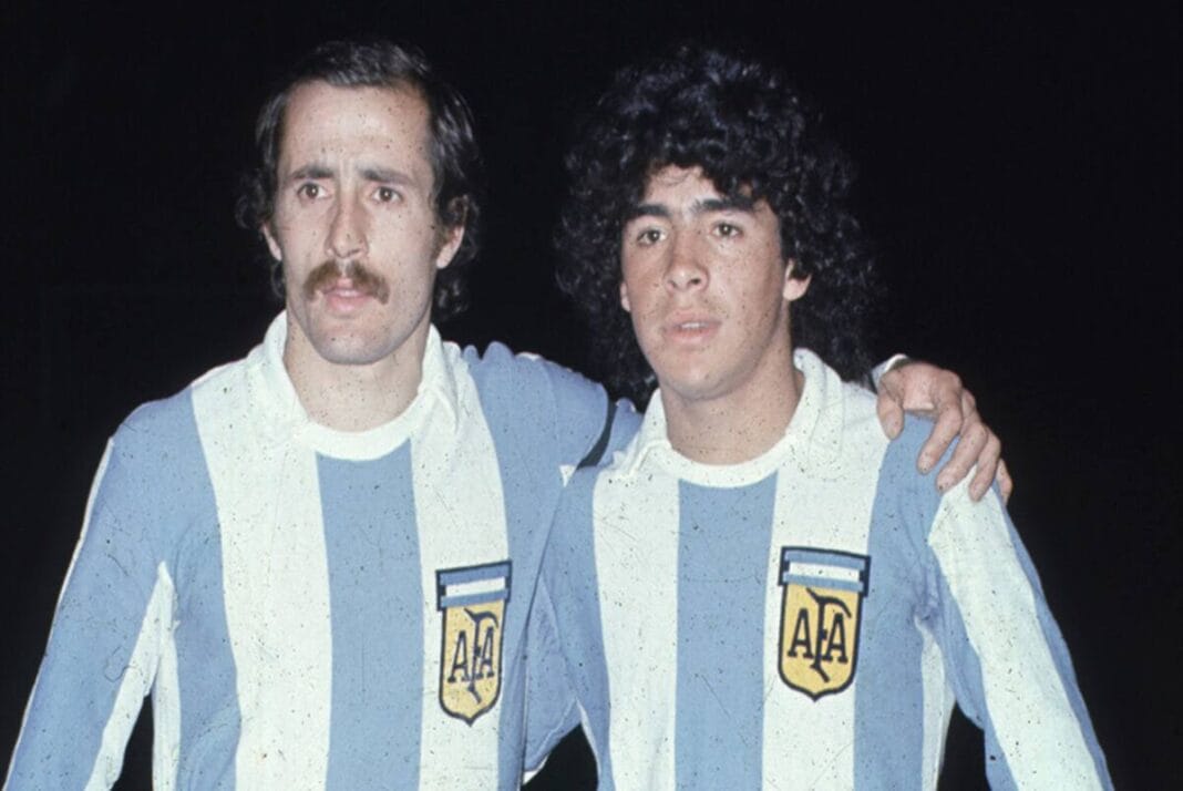 Efemérides: D10S con la camiseta del amor de toda su vida Maradios