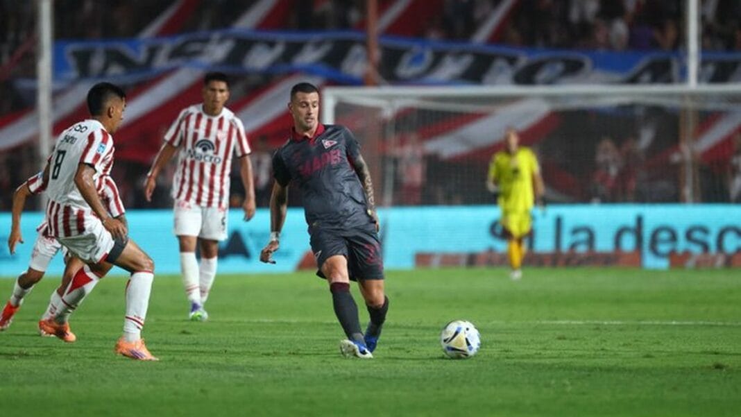 Lanús dejó escapar el triunfo en Córdoba, pero comparte la cima del Torneo Apertura foto_1200x675