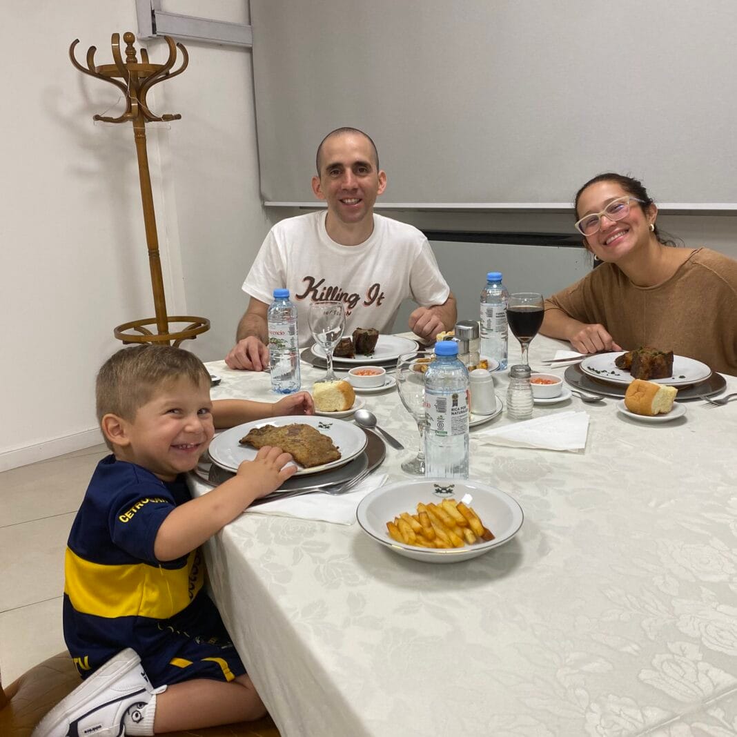 La cena del gendarme con su familia La cena del gendarme con su familia