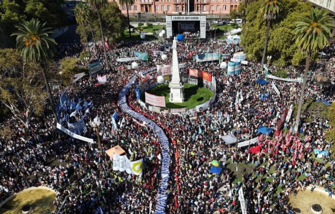 A 50 años del golpe, Abuelas y Madres reclamaron en Plaza de Mayo: “Son 30 mil y que nos digan dónde están” 50 años
