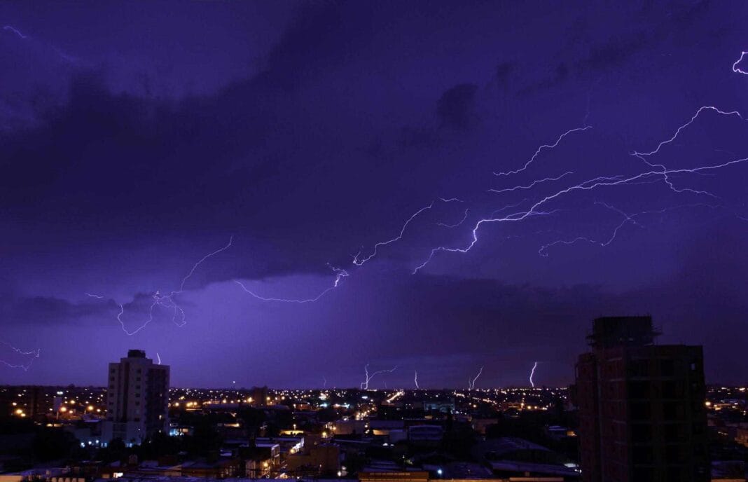 Alerta meteorológica: tormentas fuertes, granizo y ráfagas intensas en el centro del país ciudad-tormenta-smm-argentina.jpg