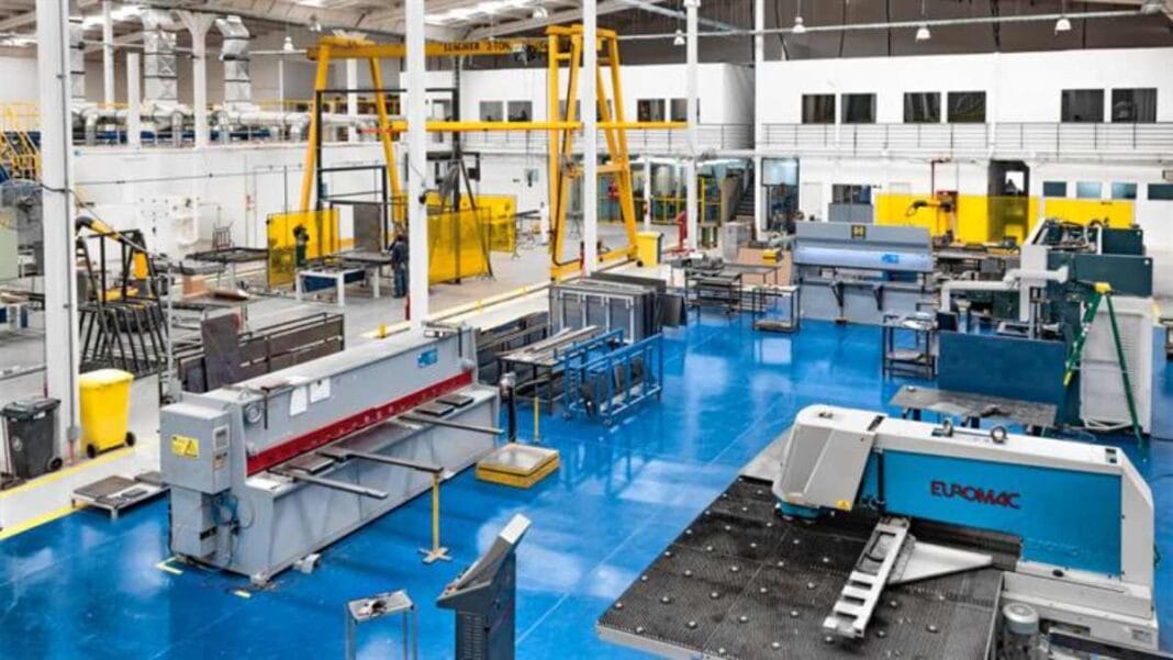 La industria cayó en enero: el 53% de las empresas redujo su producción factory_flor_Hero (1)