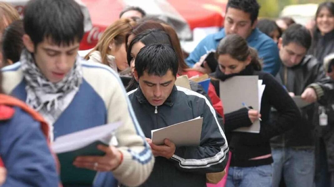 Empleo en crisis: advierten por más desocupación y precarización laboral jovenes-desocupados