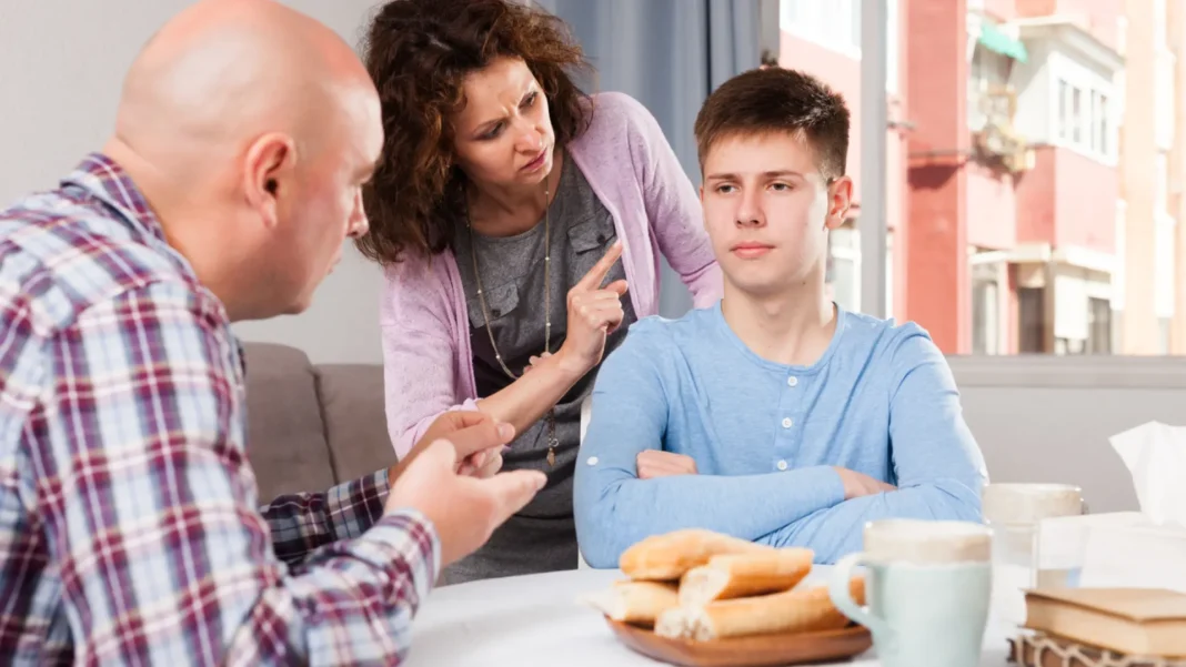 padre-y-madre-hablando-a-su-hijo-adolescente