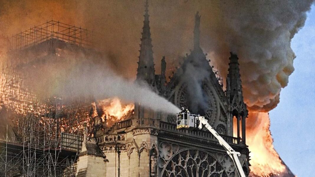 Efemérides: Francia se entristece con Notre Dame bajo el fuego Notre Dame