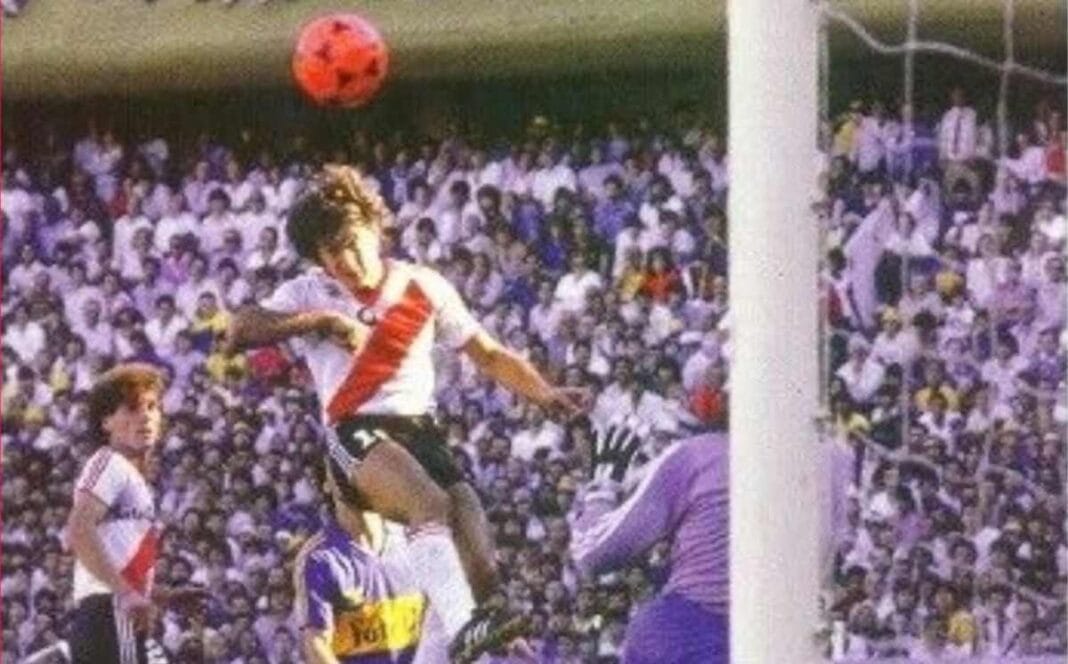 Efemérides: Ahí va el capitán Beto y la pelota naranja beto