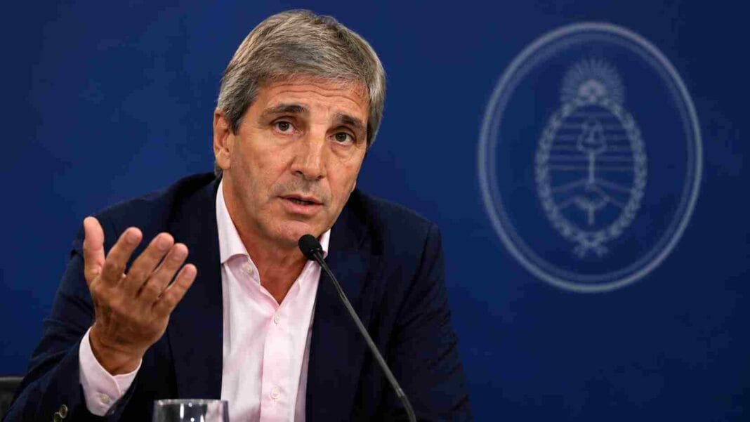 Caputo defendió a Adorni y anticipó “los mejores meses” para el país Caputo