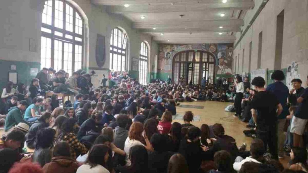 Toma en el Nacional Buenos Aires y el Pellegrini: estudiantes reclaman por el financiamiento universitario Nacional