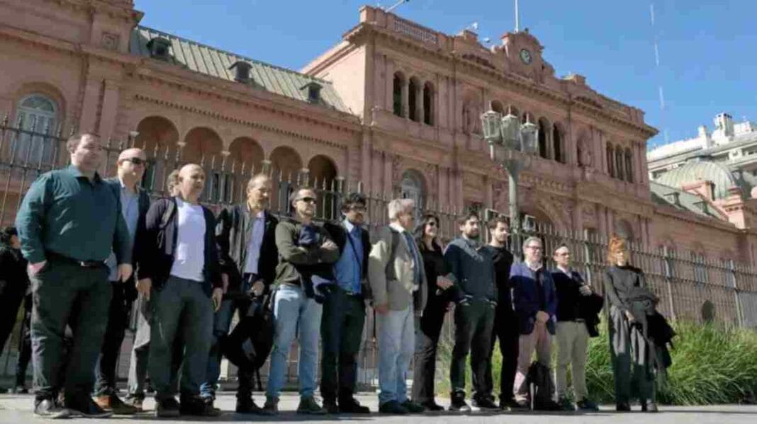 periodistas-de-distintos-medios-acreditados-en-casa-rosada-posan-afuera-de-la-casa-de-gobierno-2231313