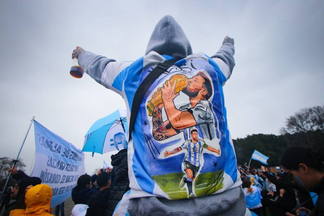 Cientos de hinchas se concentran en Ezeiza para recibir a la selección Ezeiza-Argentina