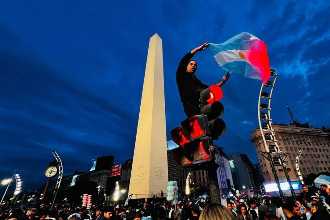 Fiesta histórica: miles de personas se congregan en el Obelisco Fiesta histórica: miles de personas se congregan en el Obelisco
