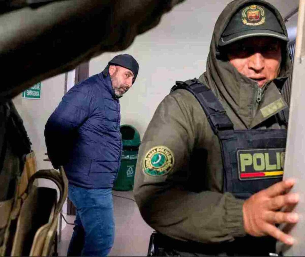 Cerimedo quedó detenido en Palmasola por 180 días tras la investigación por el ataque a Nadia Beller Cerimedo esposado (1)