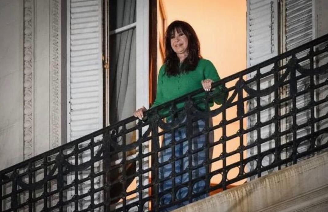 La Justicia embarga el departamento donde Cristina Kirchner cumple prisión domiciliaria. La Justicia embarga el departamento donde Cristina Kirchner cumple prisión domiciliaria.