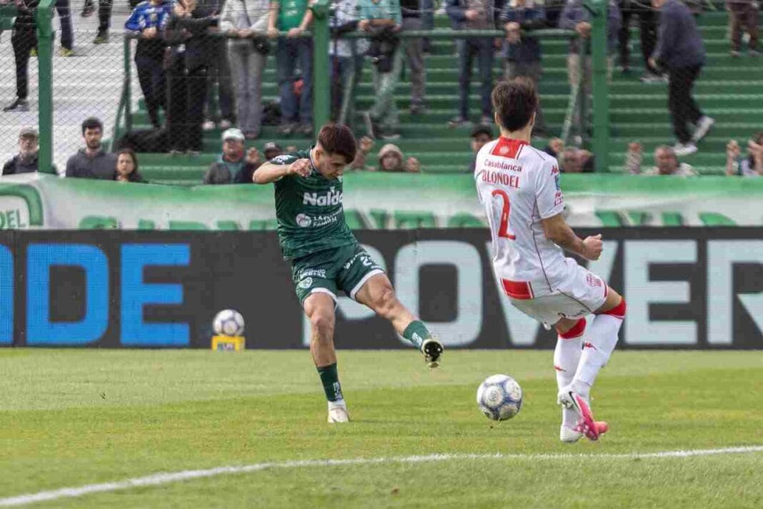Sarmiento se impuso ante Huracán y encadenó su tercera victoria Sarmiento (1)