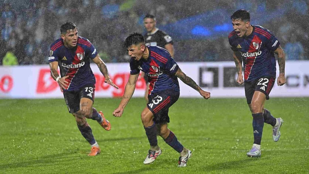 River sufrió bajo la lluvia, pero venció 2-1 a Atlético Tucumán con un gol agónico Almada