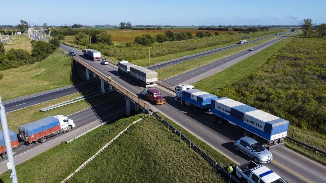 Transportar cargas por las rutas argentinas aumentó 27% en lo que va del año camiones en ruta