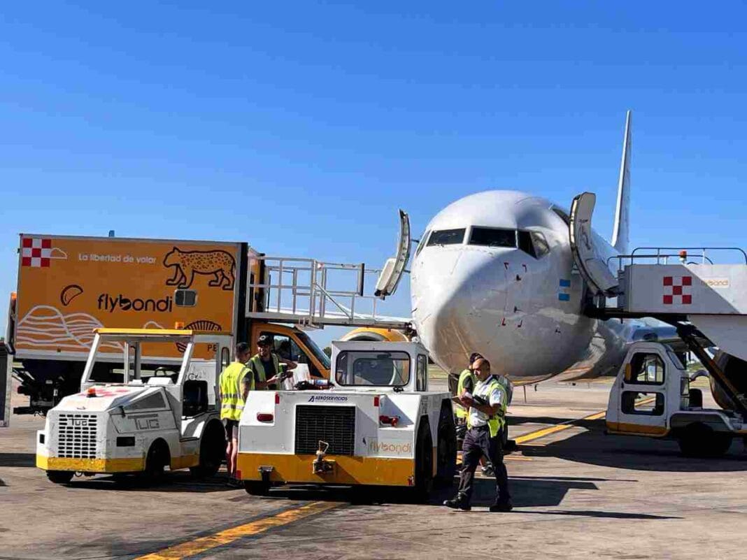 Flybondi: el derrumbe de una aerolínea y los negocios del poder equipo-de-rampa-flybondi