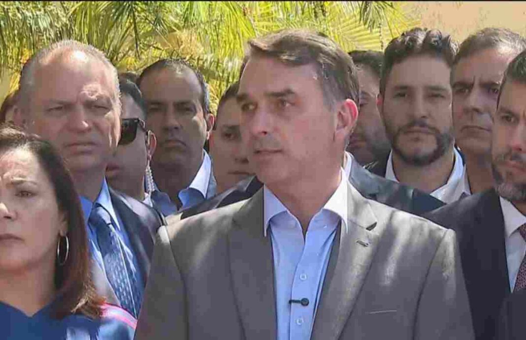 Flávio Bolsonaro quiere eliminar la reelección presidencial en Brasil y aplicar el cambio en su mandato Bolsonaro