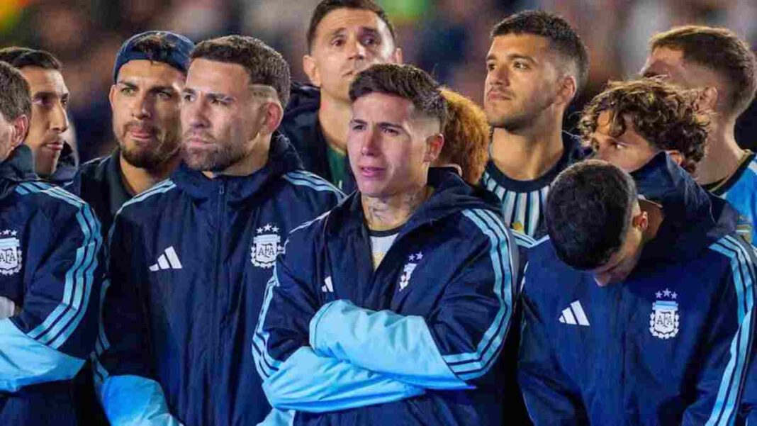 La emotiva despedida de uno de los jugadores mas emocionados en el último partido de Messi Enzo