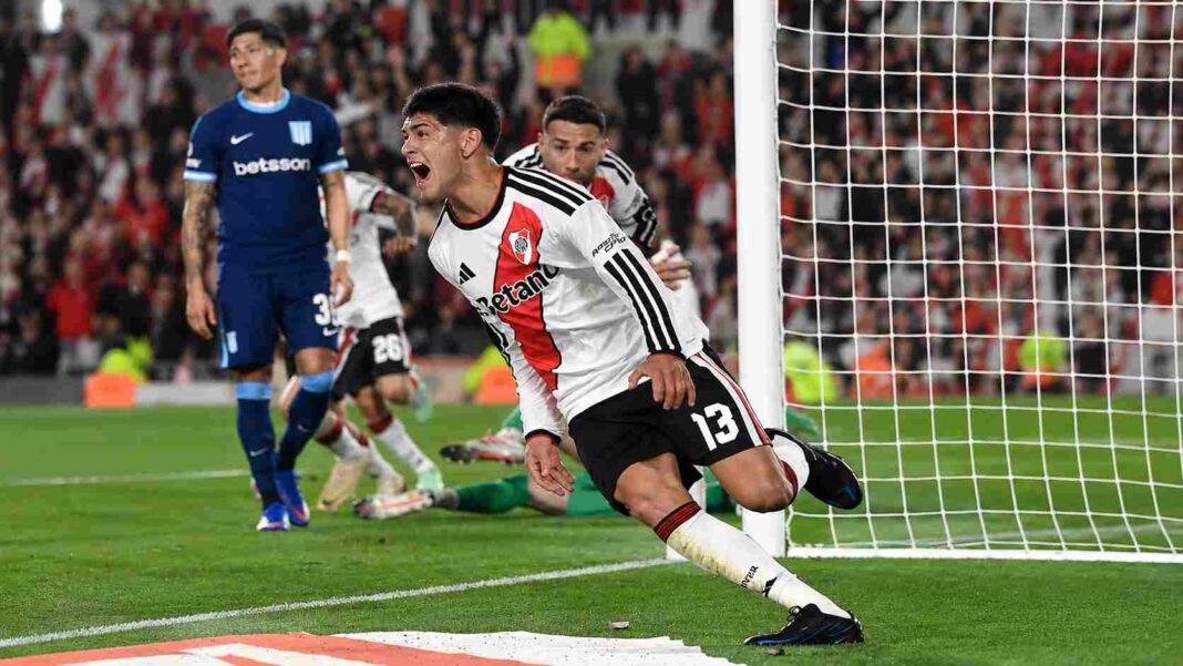 River le ganó a Racing y mantiene vivo el sueño de ingresar a la Libertadores Rivero